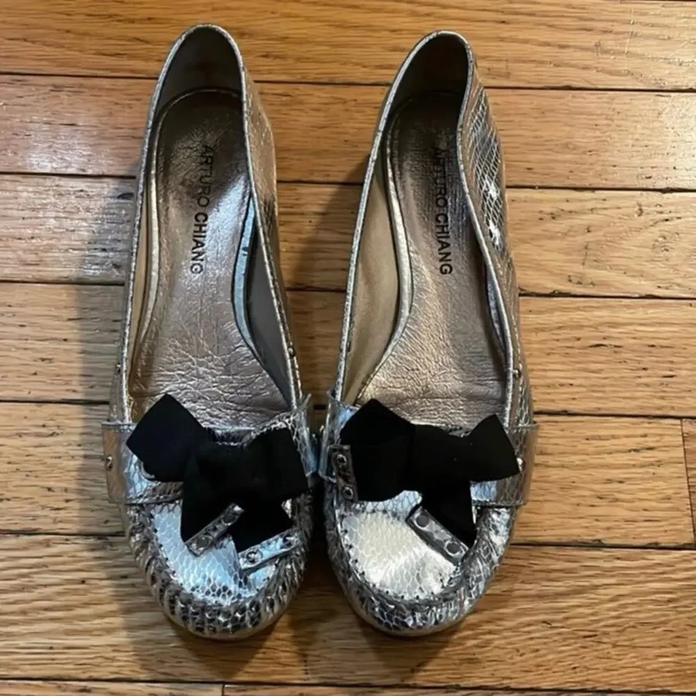 Womens Size 7 Arturo Chiang Silver Slip on Flats Silver snake skin look with bla